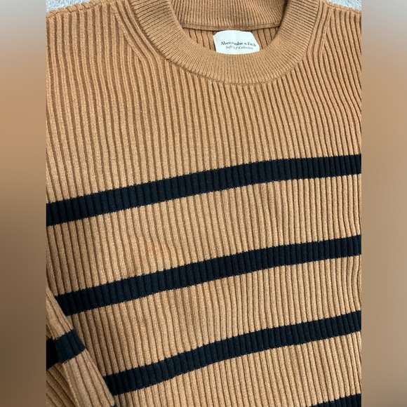 •SOLD•NWOT Abercrombie & Fitch Soft Collection Striped Sweater - Picture 3 of 5